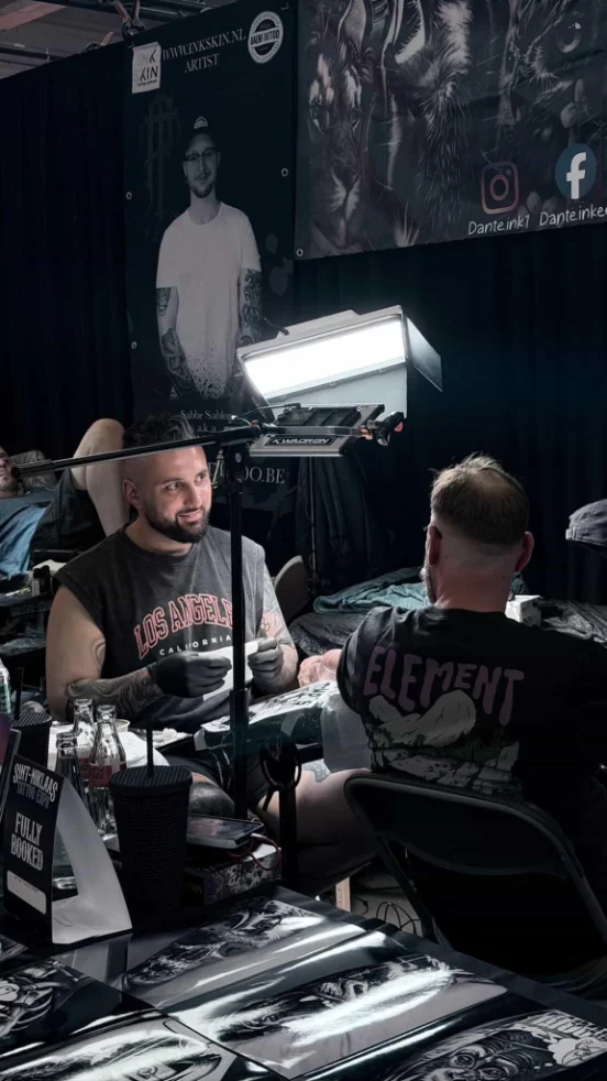 Dante in zijn tattoostudio in Zwijndrecht